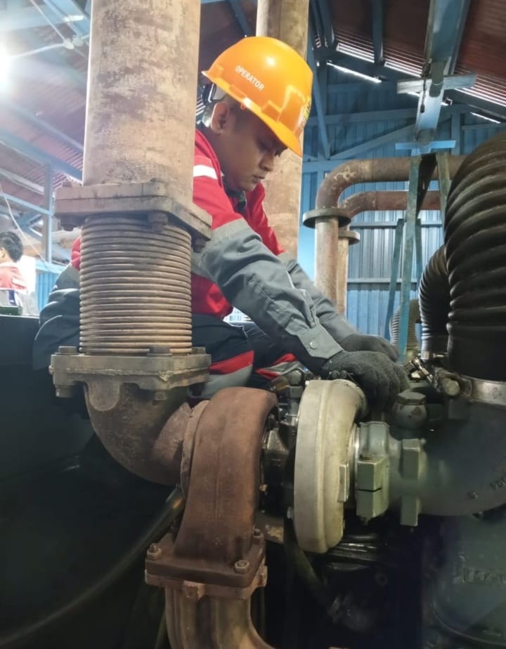 PLN ULP Melak melakukan pemeliharaan jaringan di Mahulu.