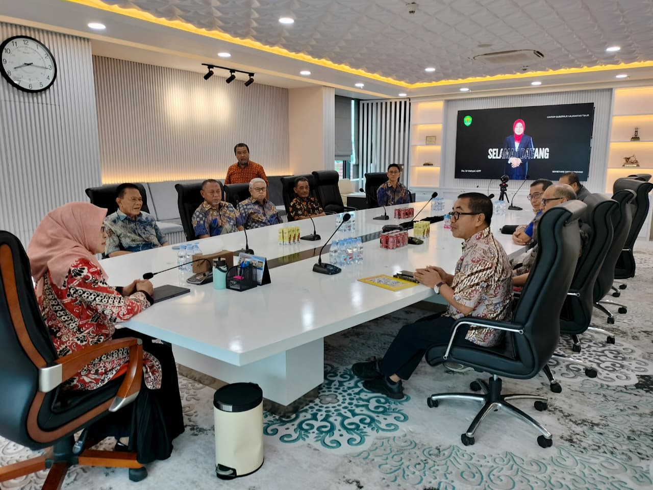 Jajaran KONI Kaltim yang dipimpin Rusdiansyah Aras beraudiensi dengan Sekprov Kaltim Sri Wahyuni.