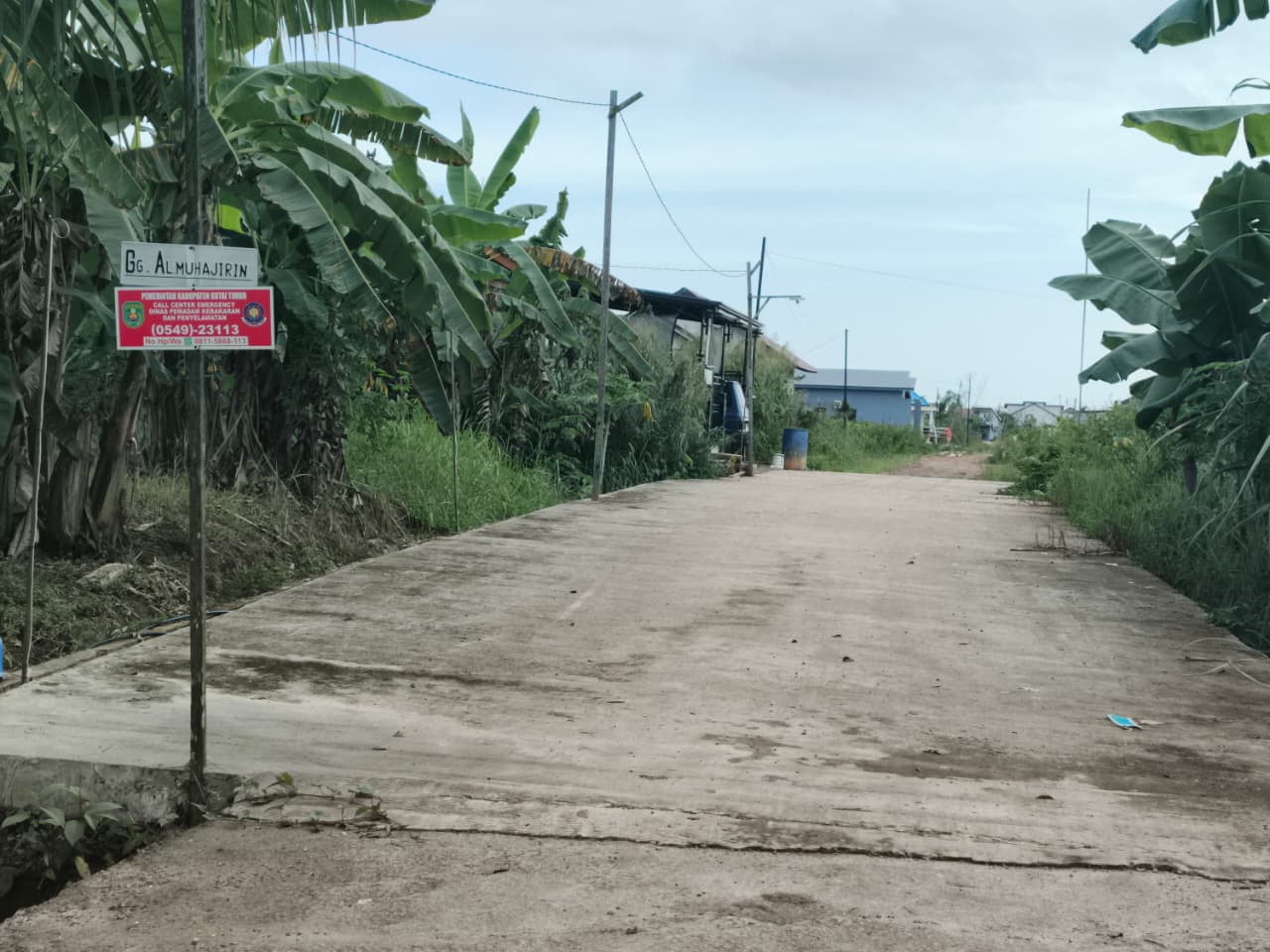 TERPUTUS-PUTUS: Kondisi jalan di Gang Al Muhajirin, Sangatta Utara, Kutim, yang sedimentasinya hanya dikerjakan beberapa meter dan tidak menjangkau seluruh panjang ruas. Jufriadi/KP