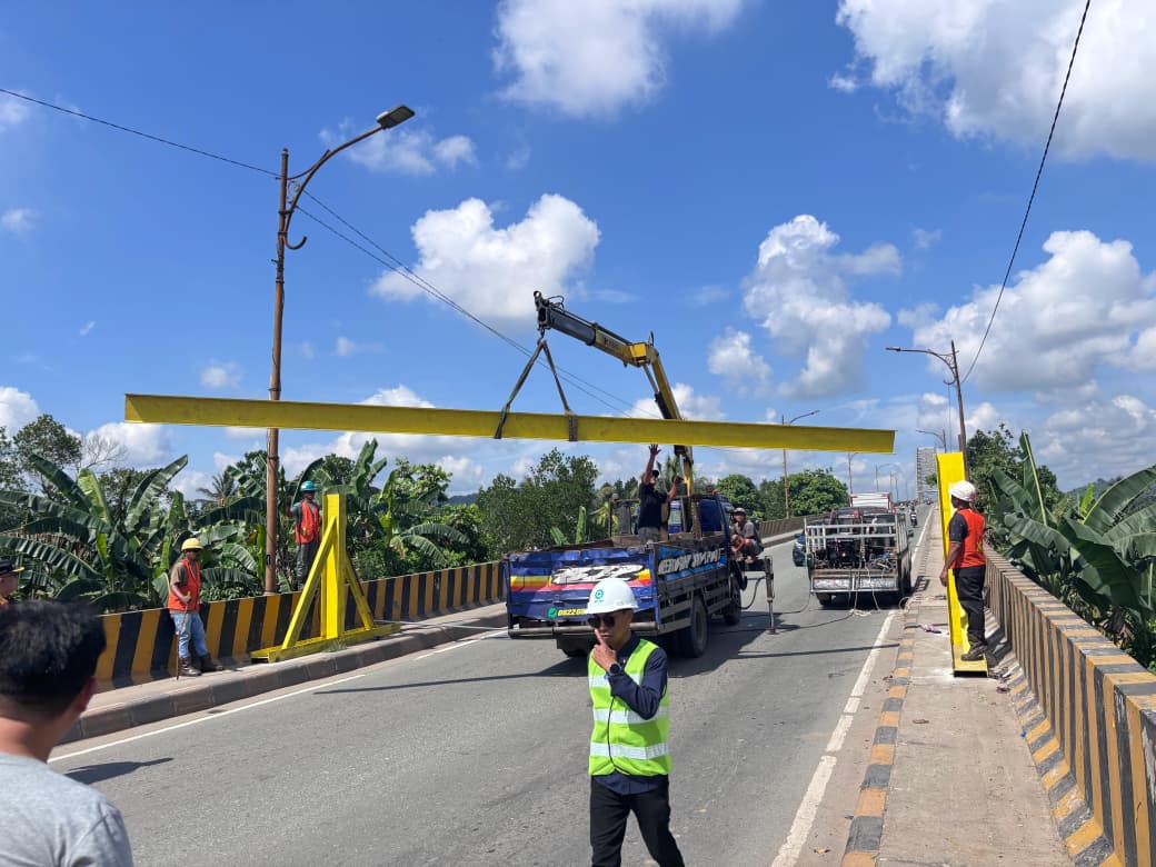 DIBUKA: Portal setinggi 2,45 meter yang bertengger di Jembatan Mahakam Ulu (Mahulu) Samarinda akan dilepas pada Sabtu (31/1). (DOK/KP)