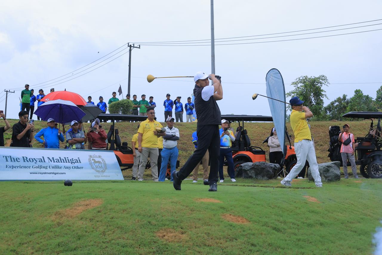 PEMBUKAAN: Gubernur Kaltim Rudy Mas&rsquo;ud dan Wali Kota Balikpapan Rahmad Mas&rsquo;ud saat membuka Wali Kota Golf Cup Tournament 2026.
