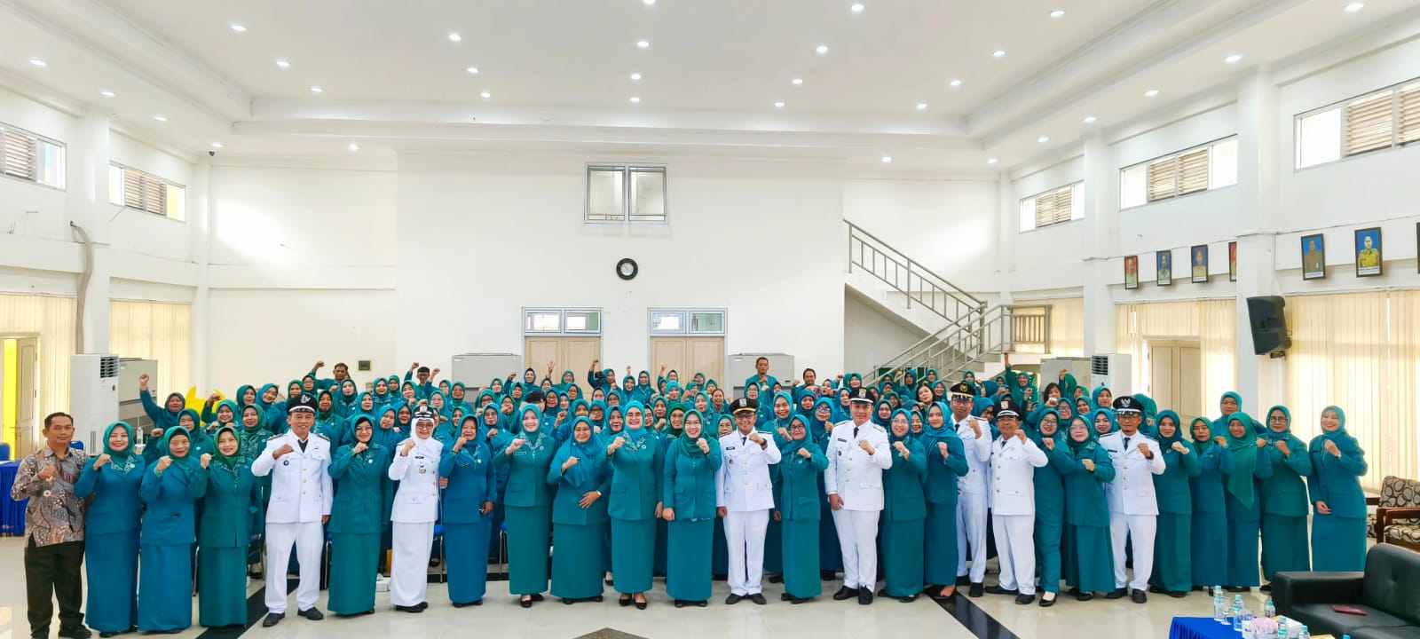Staf Ahli TP-PKK Kota Balikpapan Hj Siti Kotijah Bagus Susetyo (depan tengah) hadir membersamai seluruh pengurus TP-PKK Kecamatan dan Kelurahan se Kecamatan Balikpapan Utara.