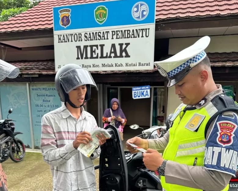 JAGA KETERTIBAN: Personel Satlantas Polres Kubar memeriksa dokumen kelengkapan kendaraan bermotor pengendara, beberapa waktu lalu.