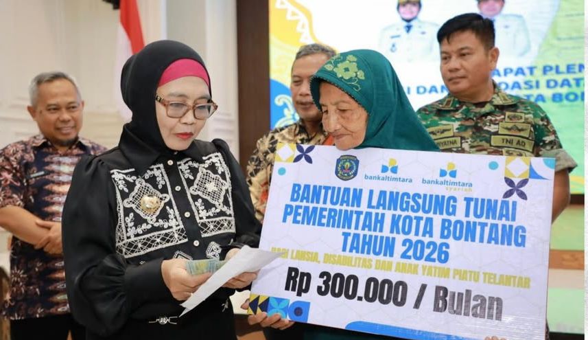 PEDULI: Pemkot Bontang secara simbolis membagikan bantuan langsung tunai kepada KPM yang masuk desil 1-4 yang memenuhi 6-8 kriteria. FOTO: ADIEL KUNDHARA/KP