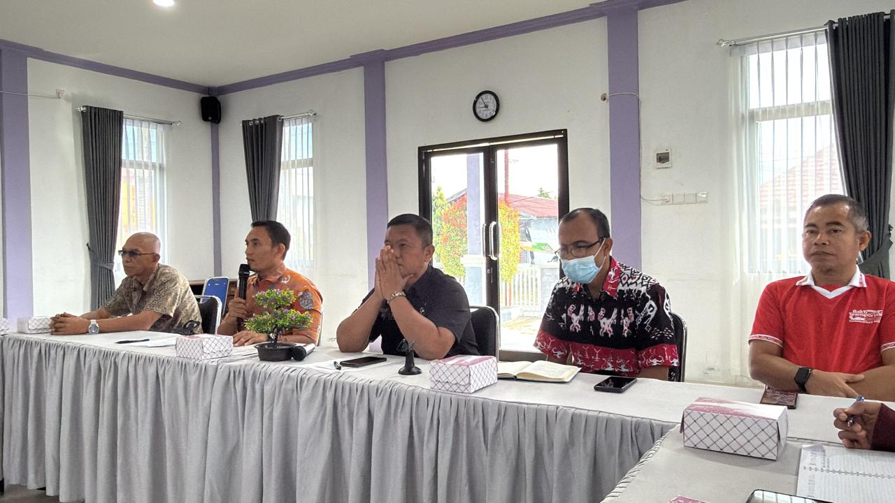 BAHAS BERSAMA: Polemik mengenai usaha batching plant milik PT Tahta Indonesia Muda mendapat respons dari jajaran manajemen. FOTO: ADIEL KUNDHARA/KP