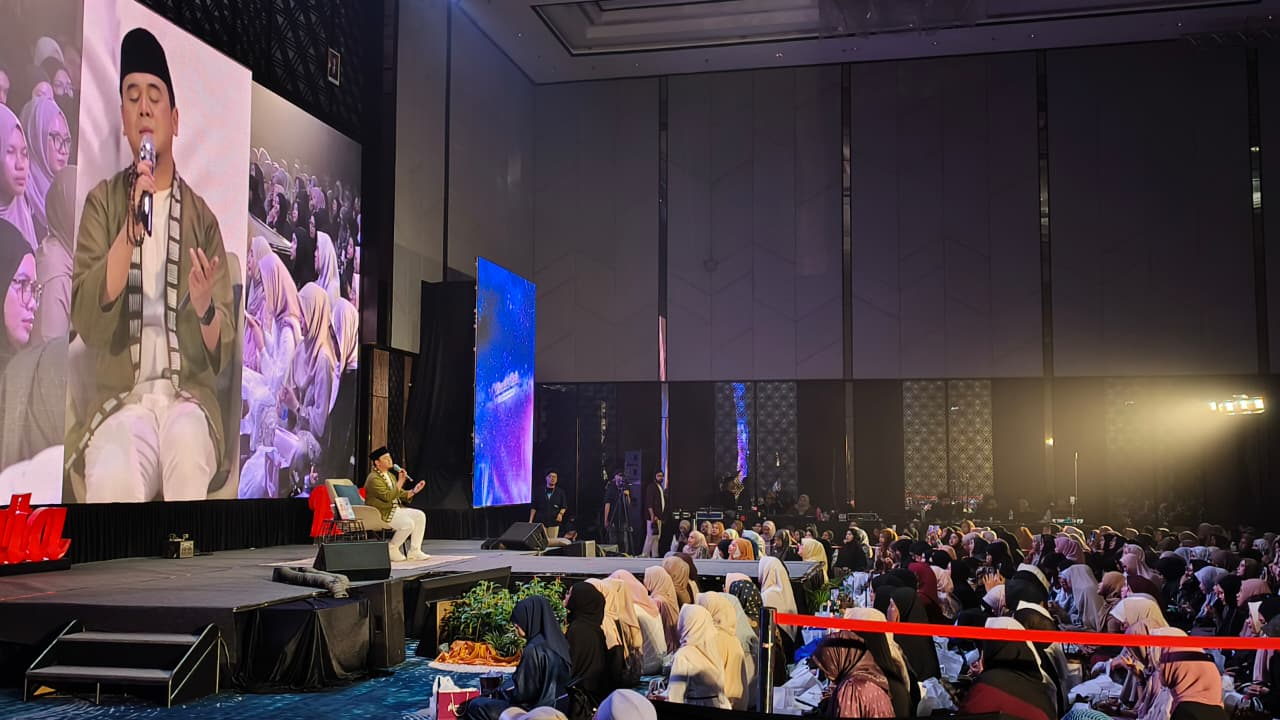 MENATA HATI: Ribuan jemaah mengikuti Menata Hati Samarinda bersama Ustaz Hilman Fauzi di Ballroom Hotel Mercure Samarinda, Minggu (1/2). HAFIZ/KP