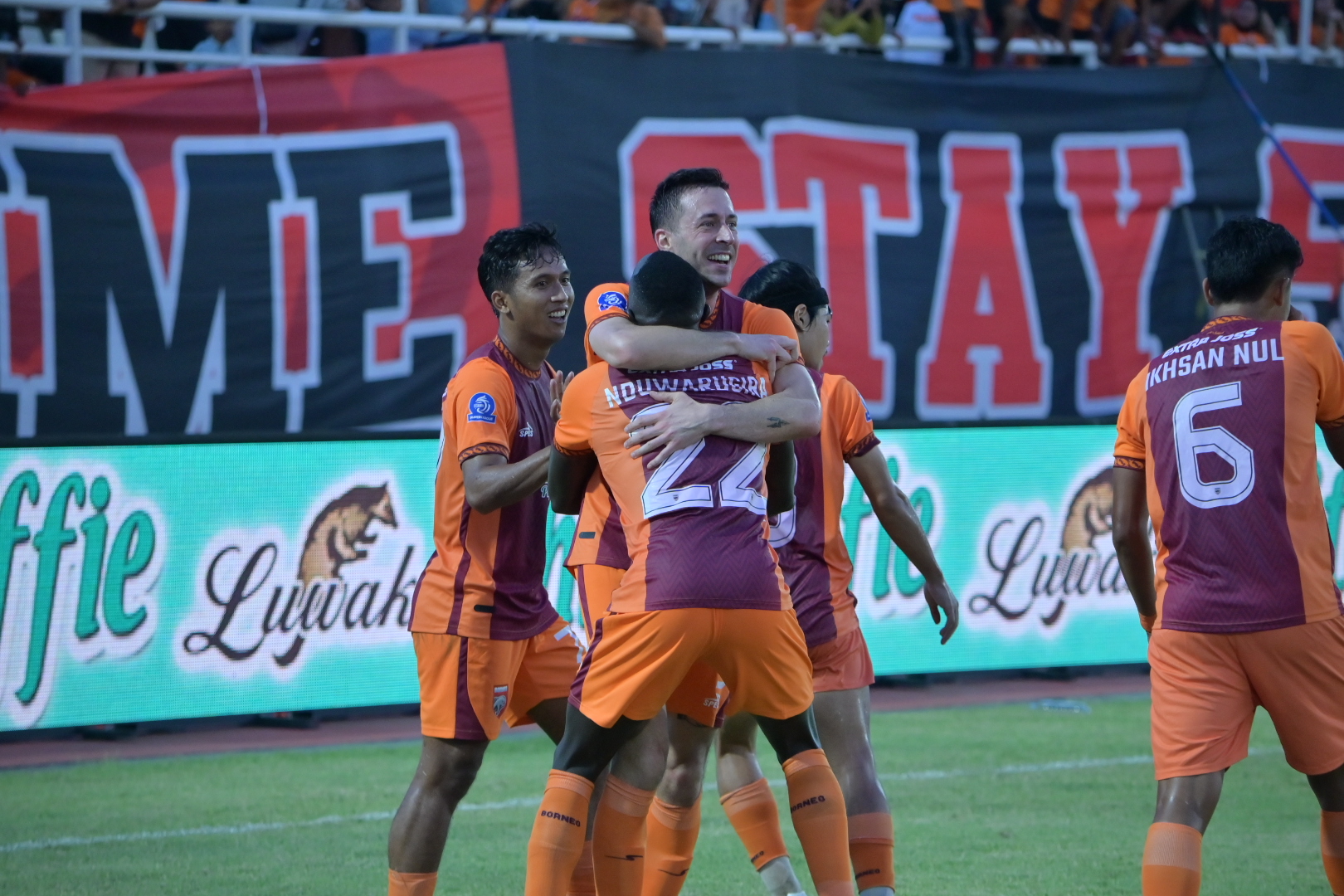 DEBUT MANIS: Koldo Obieta melakukan selebrasi setelah mencetak gol debut sekaligus membawa Borneo memenangkan pertandingan. (DONI ADITYA/KP)
