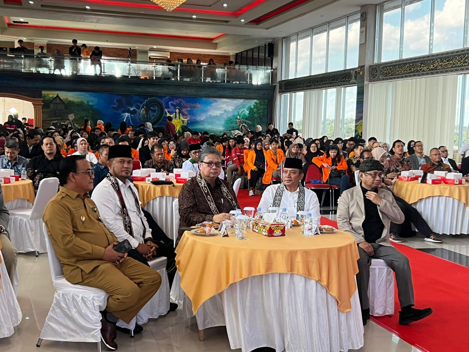 PANDANGAN: Kuliah umum yang digelar Uniba beberapa waktu lalu menghadirkan Menteri Koordinator Bidang Perekonomian RI Airlangga Hartarto (depan, tengah) sebagai tamu utama.