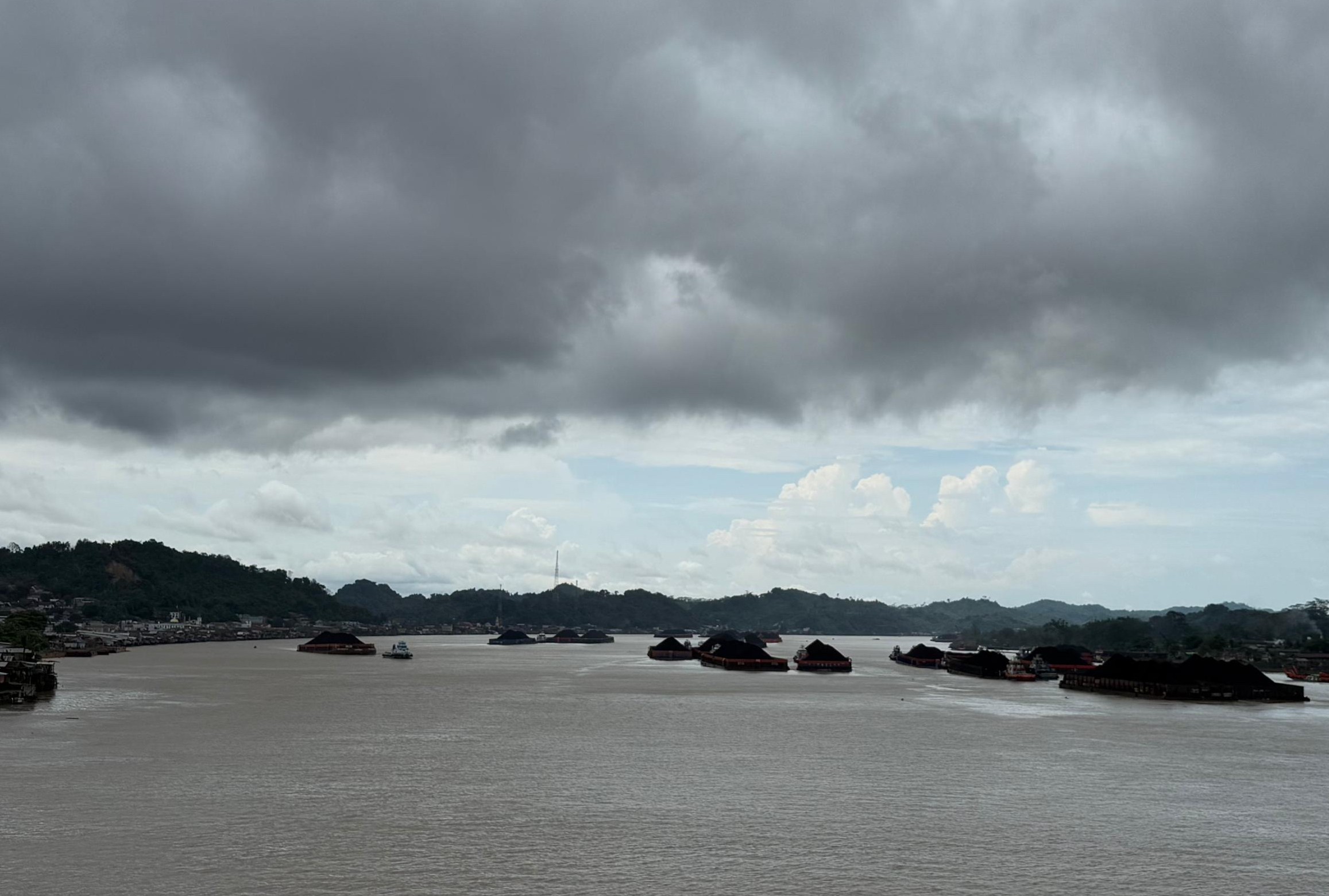 HARUS TEGAS: Tambatan ilegal mengganggu alur pelayaran Sungai Mahakam yang juga melakukan pungutan liar hingga jutaan rupiah.