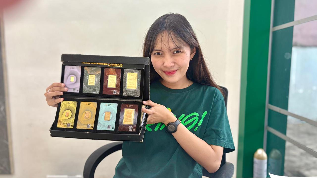 WAKTUNYA PANEN: Titis Putri Herliyani konsisten menabung emas sejak 2021. Investasi logam mulia itu kini bernilai ratusan juta rupiah dan dipersiapkan untuk membeli rumah.