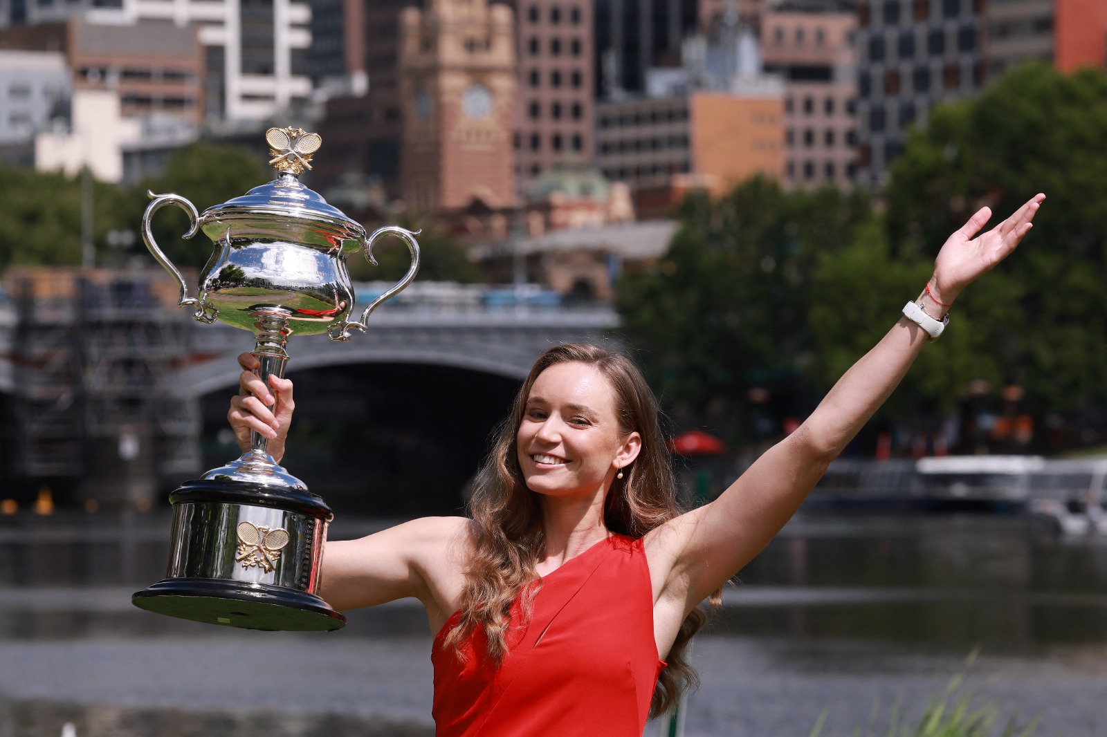 Elena Rybakina berpose dengan trofi juara Australian Open 2026 di tepi Sungai Yarra, Melbourne, usai menaklukkan Aryna Sabalenka di final tunggal putri.