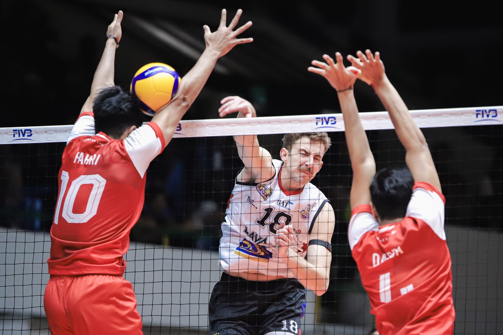 Dua pemain Medan Falcons mencoba mengadang smes opposite hitter LavAni, Nato Dickinson.