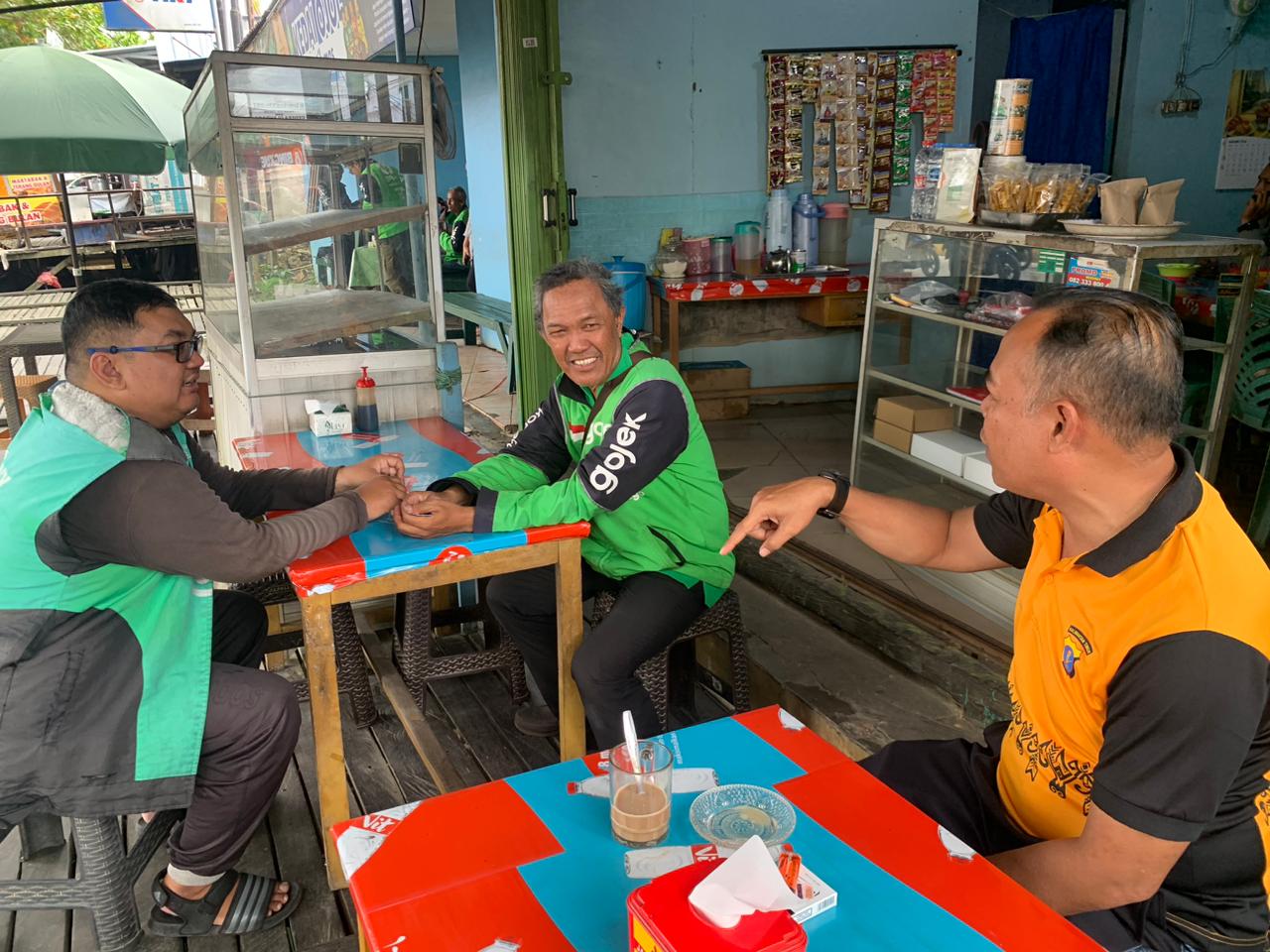 DIALOG: Silaturahmi digelar jajaran Polda Kaltim bersama komunitas pengemudi ojek online (ojol) di berbagai titik strategis Balikpapan.