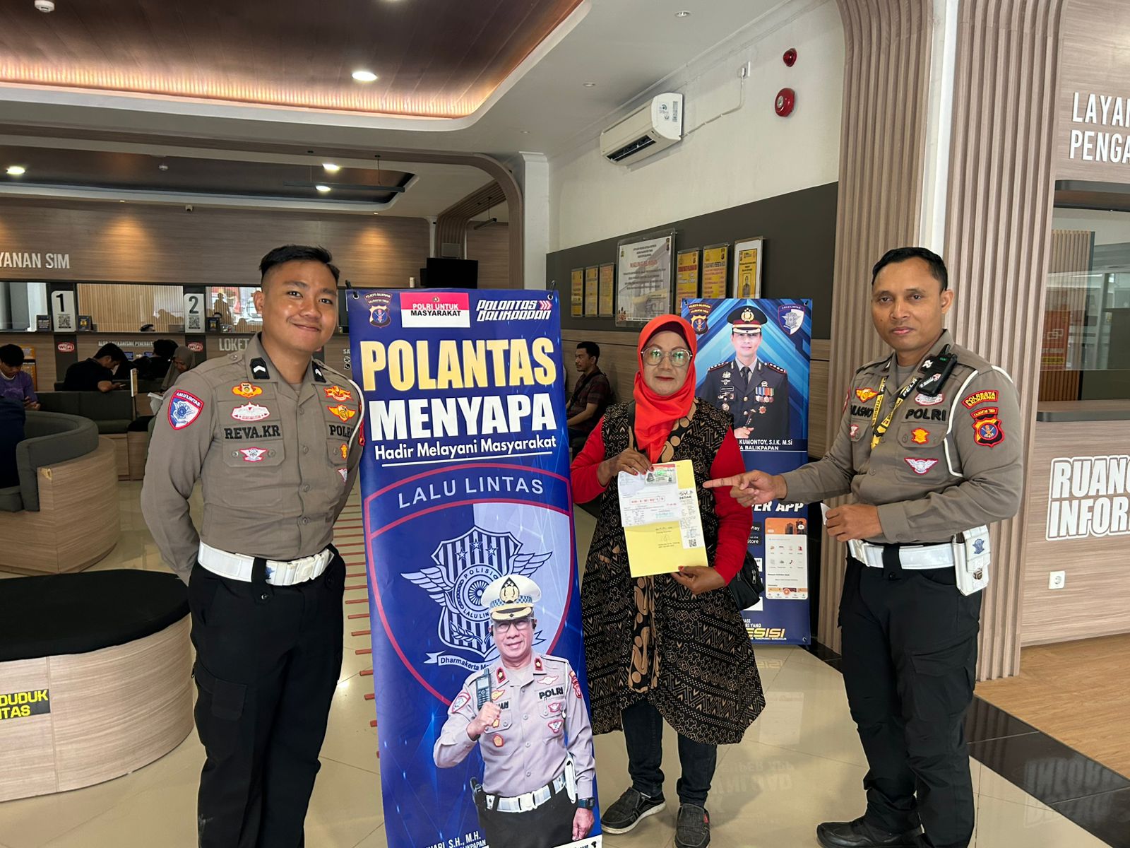 PELAYANAN: Warga antusias menjalani tahapan proses pembuatan atau perpanjangan SIM di Polresta Balikpapan.