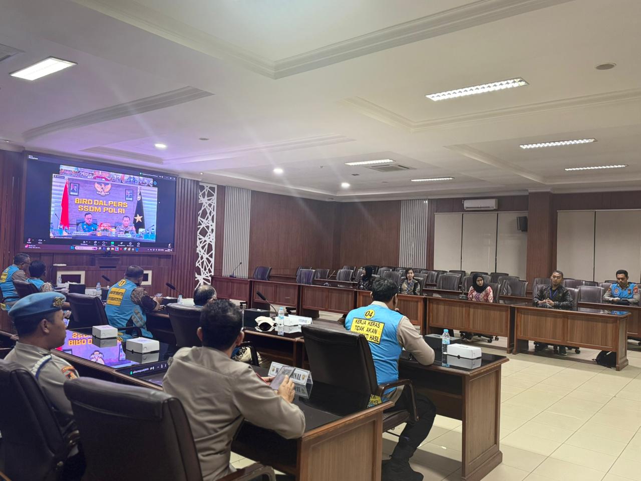SIDANG: Panitia seleksi menggelar sidang penentuan menuju pemeriksaan kesehatan (Rikkes) tahap II seleksi Sekolah Inspektur Polisi Sumber Sarjana (SIPSS).