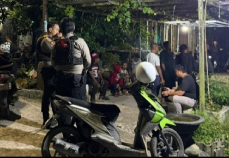 DUGAAN PENCURIAN: Lokasi dugaan pencurian yang dilaporkan warga setempat dicek petugas Samapta Polresta Balikpapan.