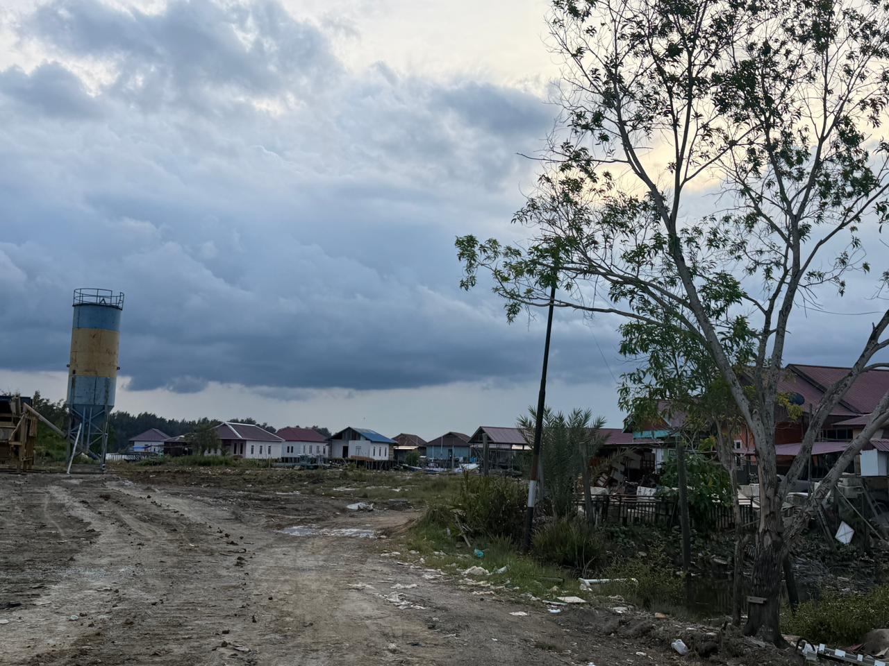 LOKASI USAHA: Pembangunan usaha batching plant di wilayah Tanjung Laut Indah menuai polemil bagi warga di dekat lokasi tersebut.