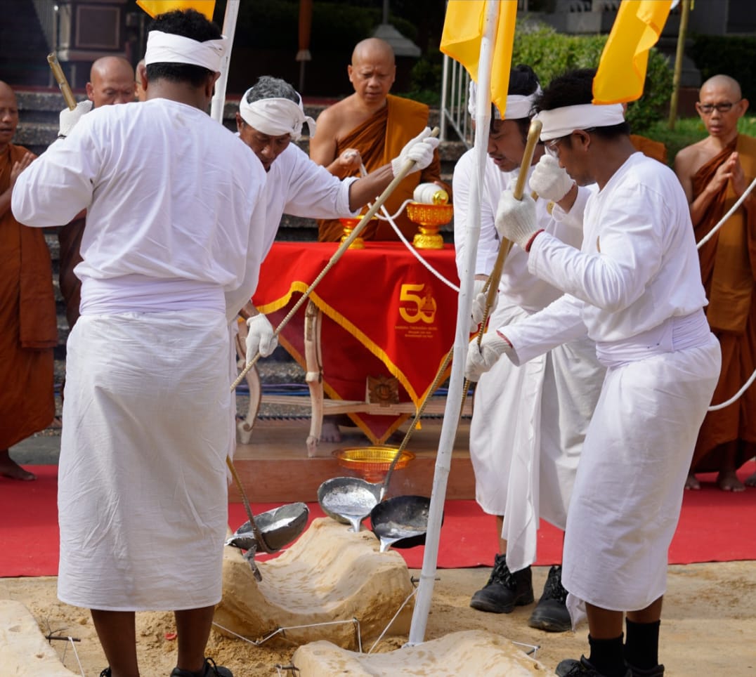 PROSESI: Momentum setengah abad ditandai dengan prosesi pengecoran Rupang Buddha Nusantara di Vihara Muladharma, Samarinda, Minggu (1/2).
