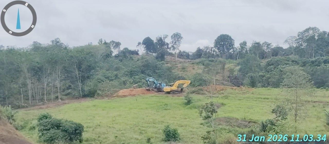 Dua unit excavator terpantau berada di area lahan pertanian eks tambang di Jonggon Komplek, Desa Jonggon Jaya, Kecamatan Loa Kulu, Kutai Kartanegara, Sabtu (31/1/2026). (IST)