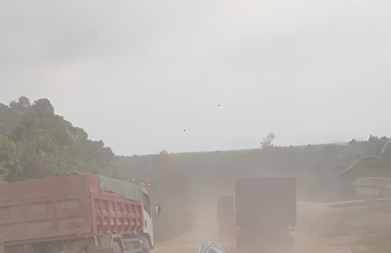 Truk pengangkut batu koral melintas di jalan Desa Sekerat. Warga mengeluhkan debu dan bahaya kecelakaan akibat aktivitas kendaraan berat ini.  &nbsp;