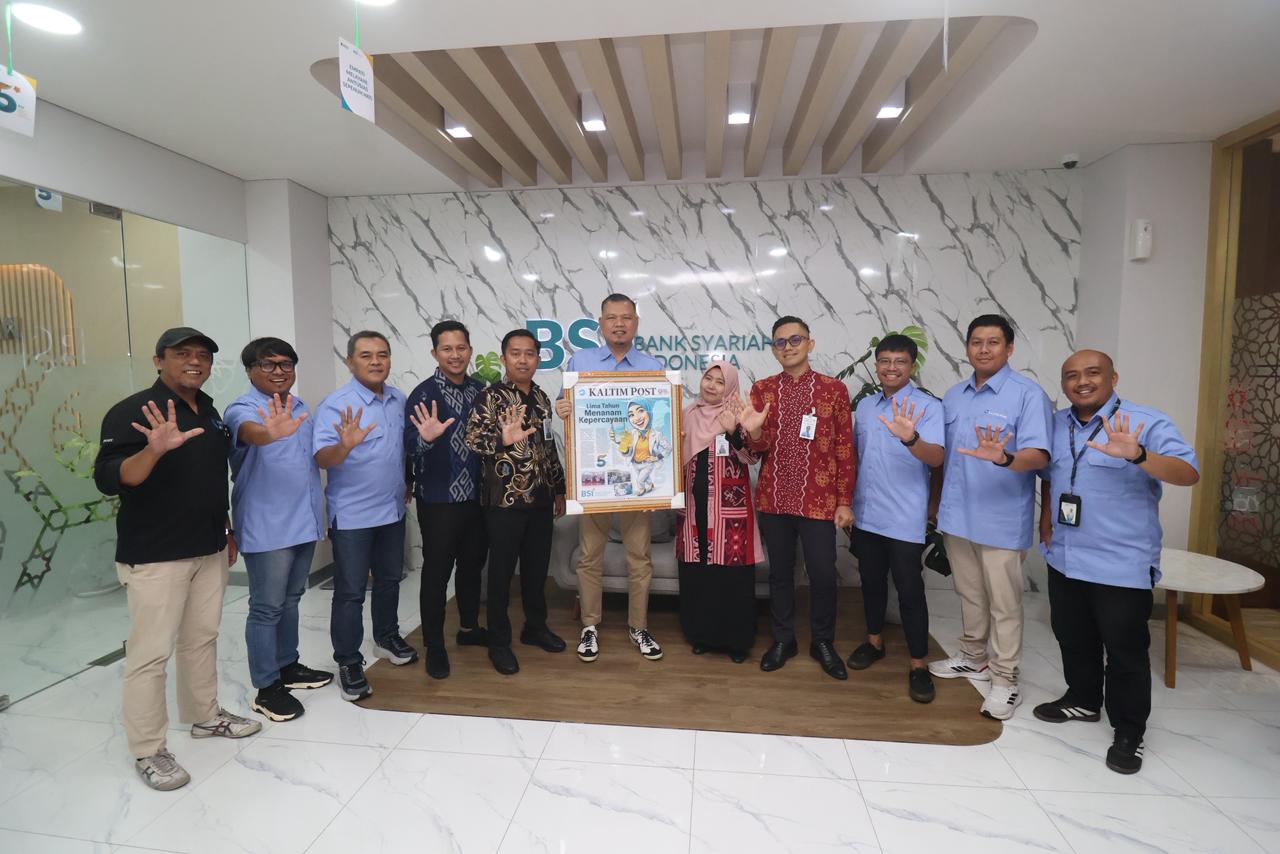 SIAP BERSAING: Manajemen Kaltim Post Group yang dipimpin Erwin Dede Nugroho turut menyambangi Kantor BSI Balikpapan untuk merayakan hari jadi mereka yang kelima sekaligus status sebagai BUMN.
