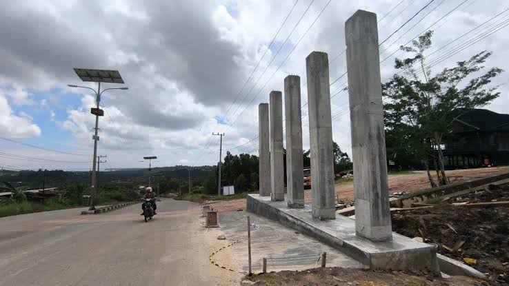 DILANJUTKAN: Tiang pembuatan tugu perbatasan di Bukit Kusnodo akan kembali diteruskan pembangunannya pada tahun ini. ADIEL KUNDHARA/KP