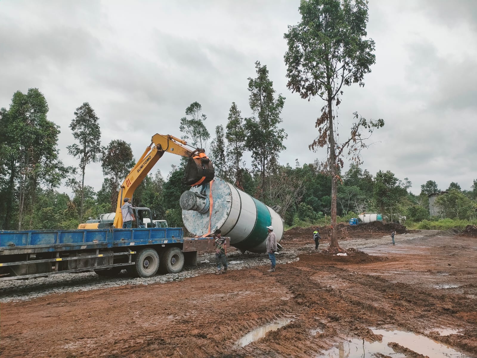 DIKEBUT: Proses bongkar silo untuk penyiapan batching plant.