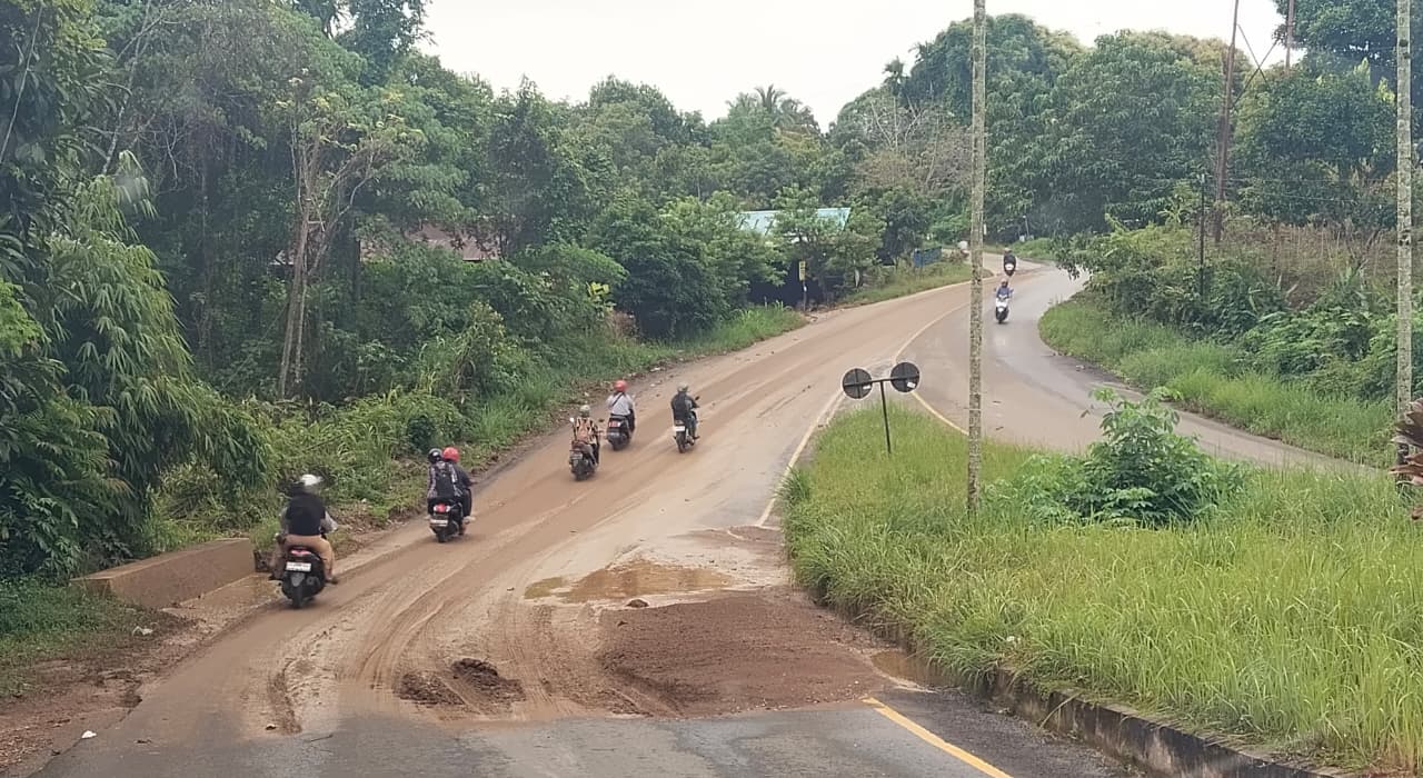 Jalan di kawasan Waruk, Kubar yang kerap direndam lumpur saat hujan. Ini yang menyebabkan jalan licin.