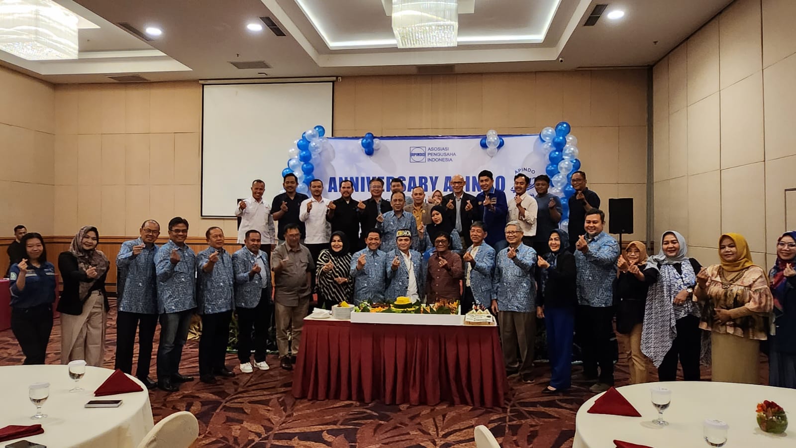 KEKELUARGAAN: Momen perayaan HUT ke-74 Apindo turut diperingati pengurus Apindo Kaltim bersama para anggota di Hotel Platinum Balikpapan, Senin (2/2).