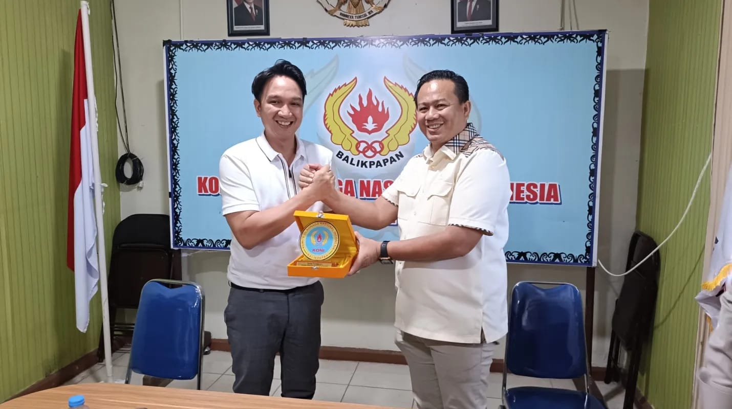 Ketua Umum BPC Hipmi Balikpapan Adam Dustin Bhakti (kiri) menerima cendera mata dari Ketua KONI Balikpapan Gasali.