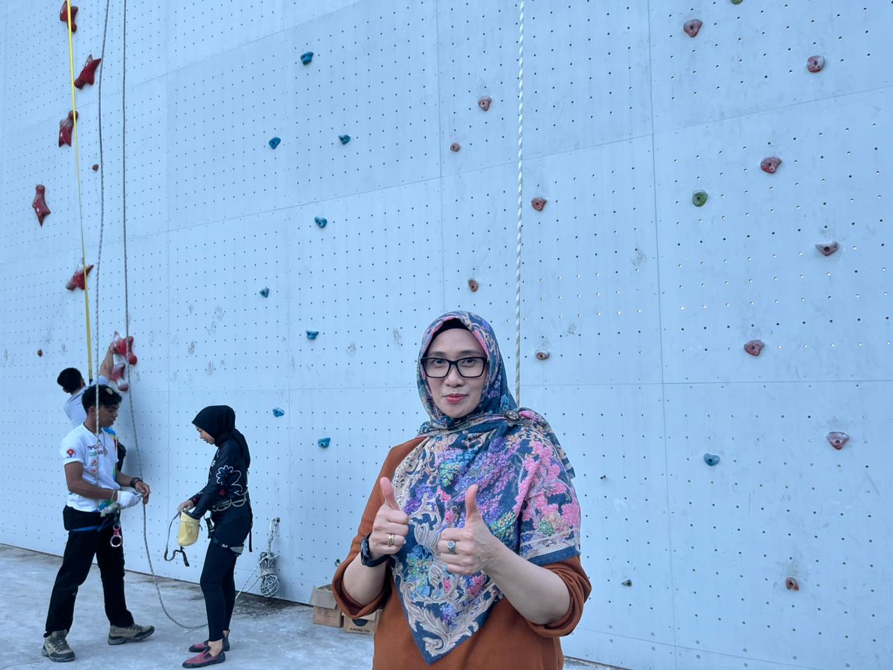 Ketua Umum FPTI Kaltim, Elly Luchritia Nova, mengunjungi klub panjat tebing di Venue Panjat Tebing Gelora Kadrie Oening, Samarinda, Minggu (1/2).