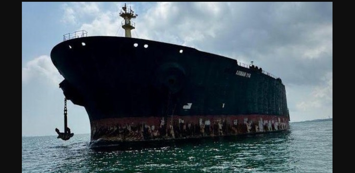 Kapal supertanker MT Arman 114 berlabuh di perairan Indonesia. Kapal pengangkut minyak mentah sitaan Kejaksaan Agung tersebut kembali dilelang dengan nilai limit lebih dari Rp1,1 triliun. (FOTO: IST)
