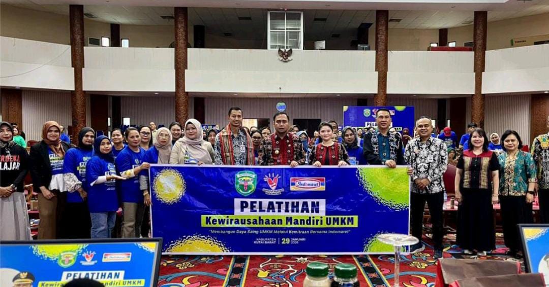 SERAHKAN: Penyerahan Bantuan 1 Unit Gerobak UMKM dari Indomaret yang diserahkan oleh Bupati Kutai Barat Frederick Edwin (kanan pertama) ditemani Maria Christina Mozes Edwin, ketua TP PKK Kutai Barat.