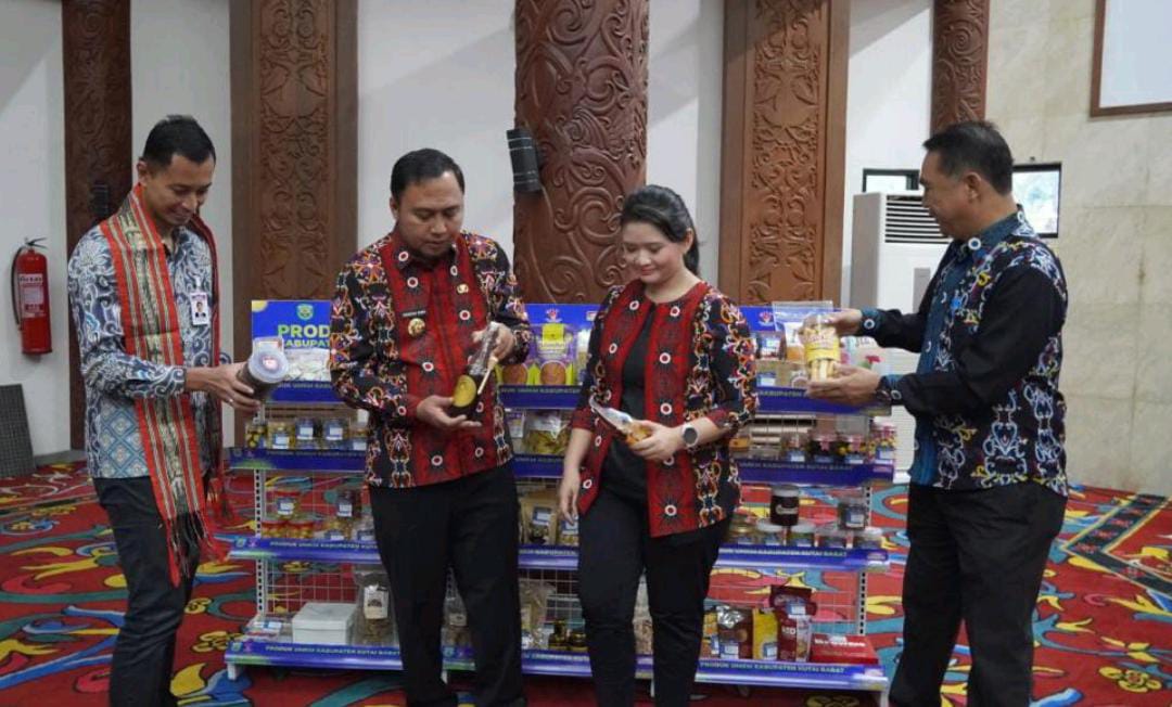 CEK PRODUK LOKAL: Bupati Kutai Barat (kiri), Branch Manager Indomaret Cabang Samarinda Gilig Lilo Samadyo (kiri kedua), Ketua TP PKK Kutai Barat Maria Christina Mozes Edwin (kanan).