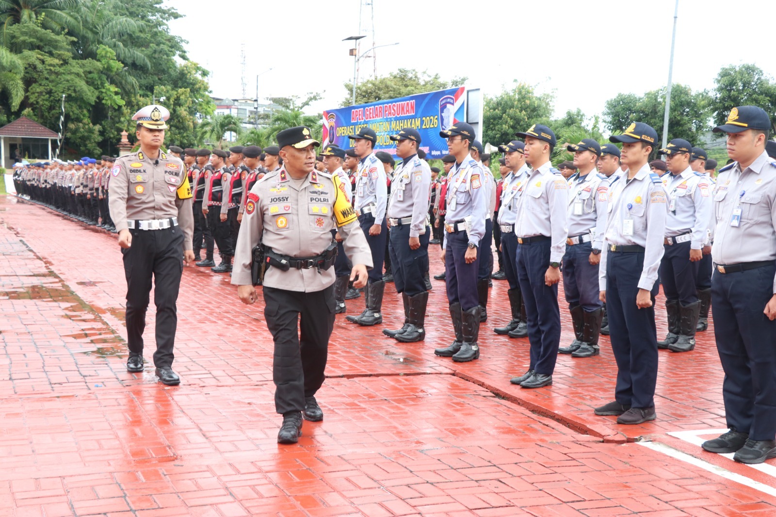 CEK KESIAPAN: Wakapolda Kaltim Brigjen Pol Adrianto Jossy Kusumo mengecek kesiapan personel lalu lintas dalam rangka Operasi Keselamatan Mahakam.