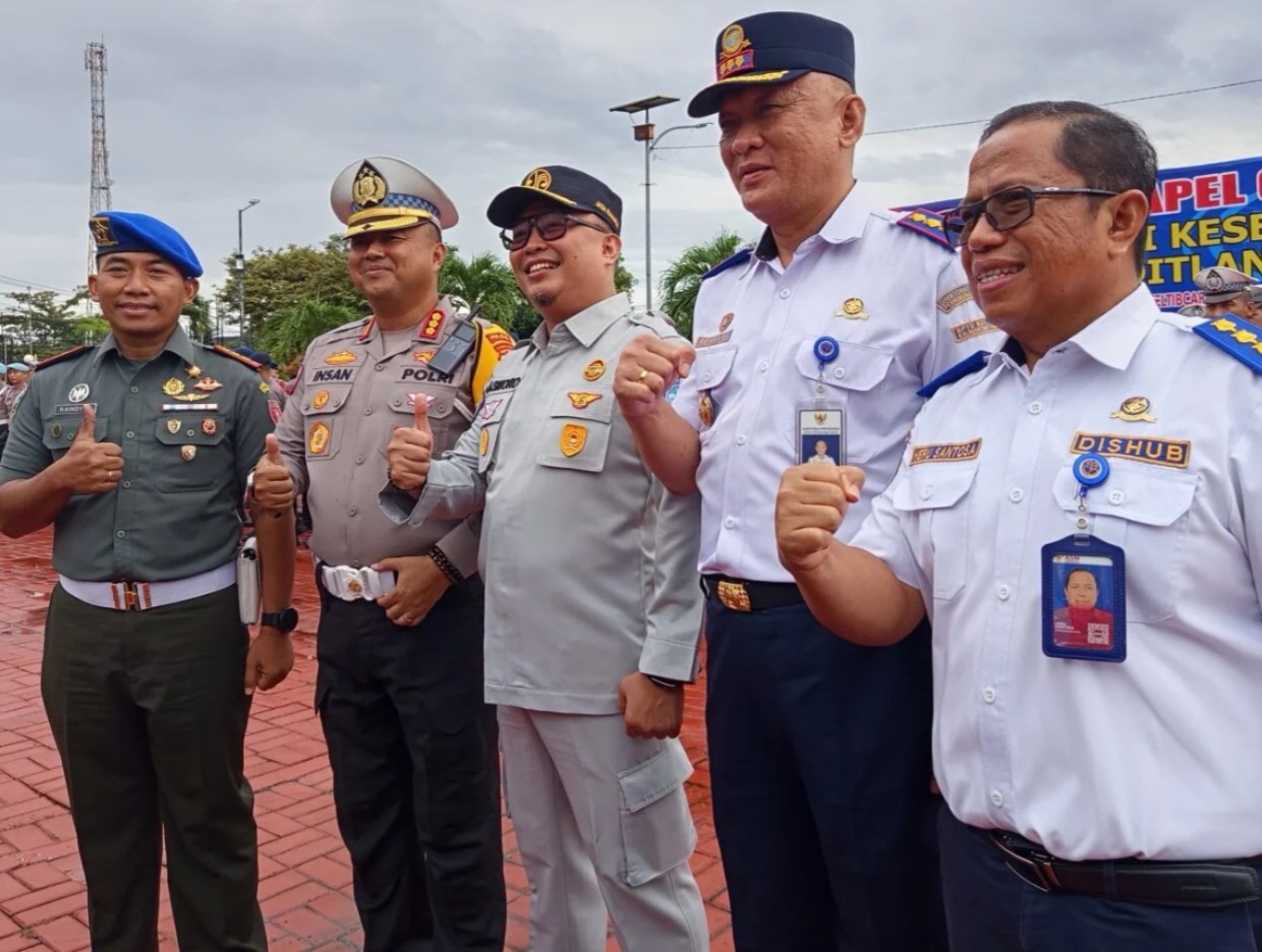KERJA SAMA: Dirlantas Polda Kaltim Kombes Pol Ahmad Yanuar Insan (dua kiri) menguraikan sasaran Operasi Keselamatan Mahakam yang digelar melibatkan instansi terkait.