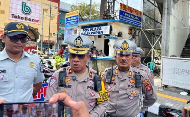 PERIKSA: Hari pertama Operasi Keselamatan Mahakam digelar, personel Satlantas Polresta Balikpapan melakukan penindakan pada pelanggar.