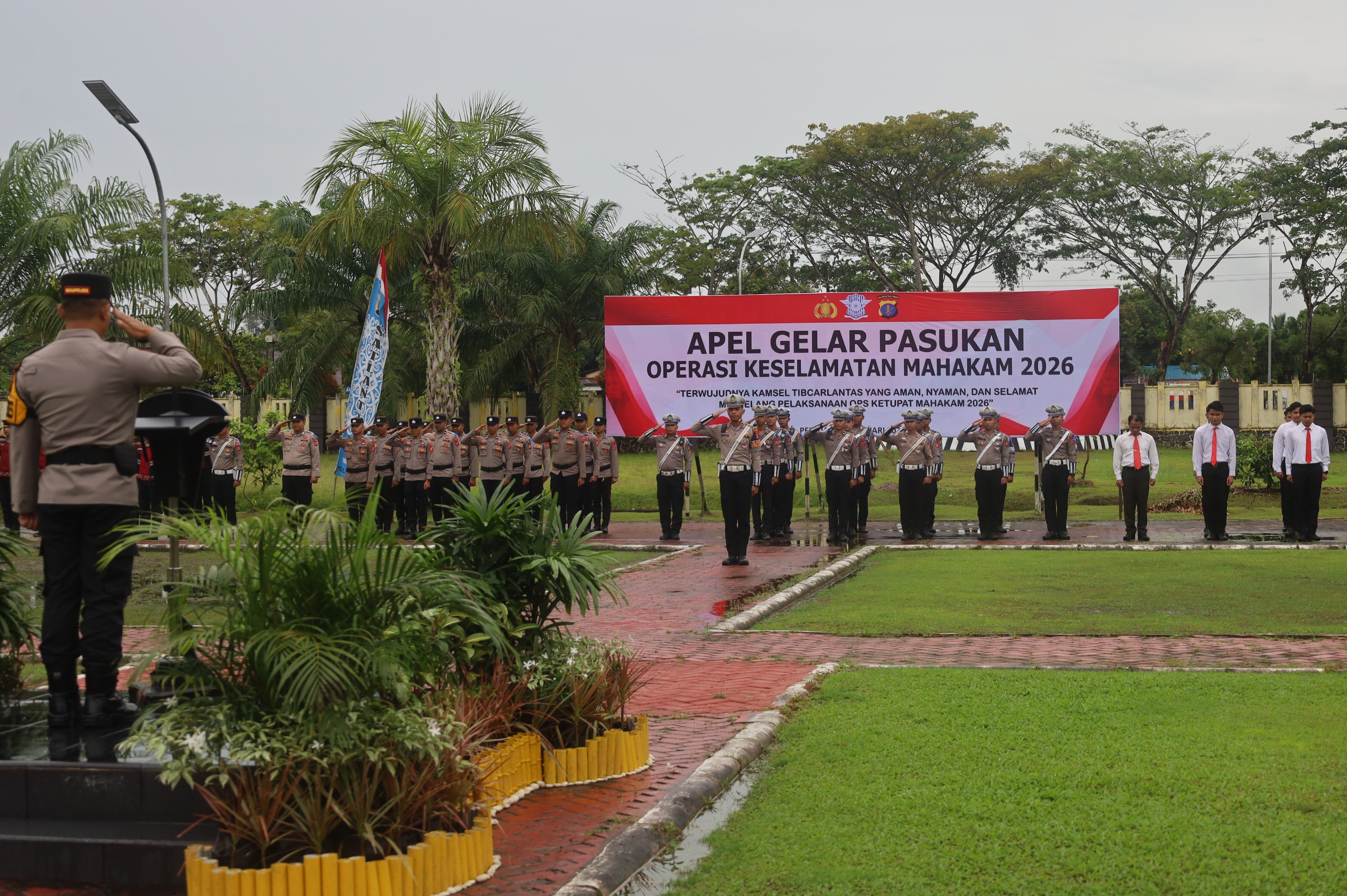 OPERASI: Apel Gelar Pasukan Operasi Keselamatan Mahakam 2026  di halaman Mako Polres PPU.