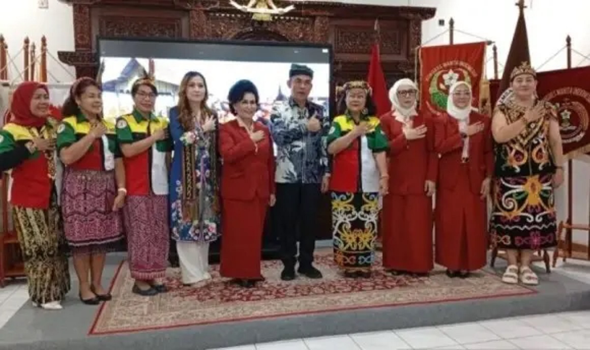 PIAGAM: Kongres Wanita Indonesia bersama lima Lembaga Perempuan Dayak Daerah menandatangani Piagam Kalimantan.
