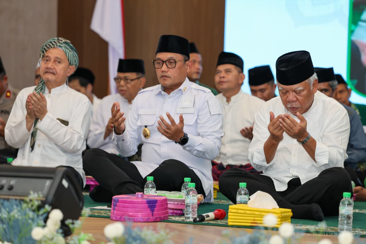 Dari kanan, Basuki Hadimuljono, Seno Aji, dan Muhammad Ali Cholil dalam doa bersama memperingati Hari Lahir ke-100 NU di IKN, Sabtu (31/1).
