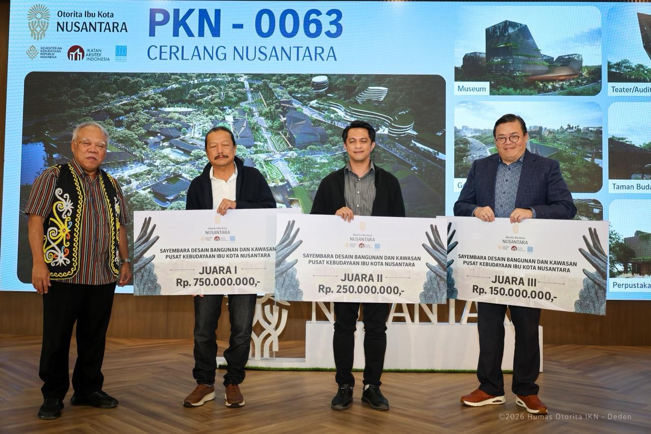 Basuki Hadimuljono (kiri) bersama pemenang Sayembara Desain Bangunan dan Kawasan Pusat Kebudayaan IKN sekaligus peluncuran buku Pembangunan IKN Tahap I di Kantor Kemenko 3, Jumat (30/1).