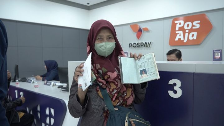 Ilustrasi seseorang saat mencairkan gaji pensiun.