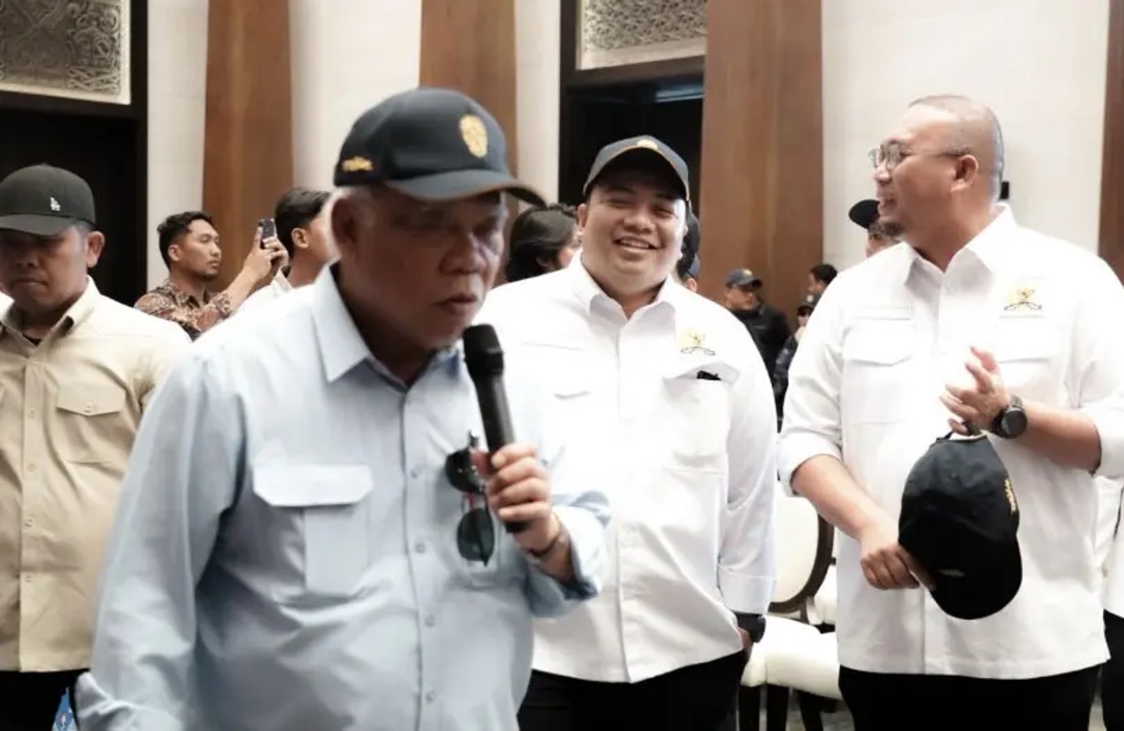 IKN: Kepala OIKN, Basuki Hadimuljono (pegang mik) dan anggota Komisi VI DPR RI, Kawendra Lukistian.