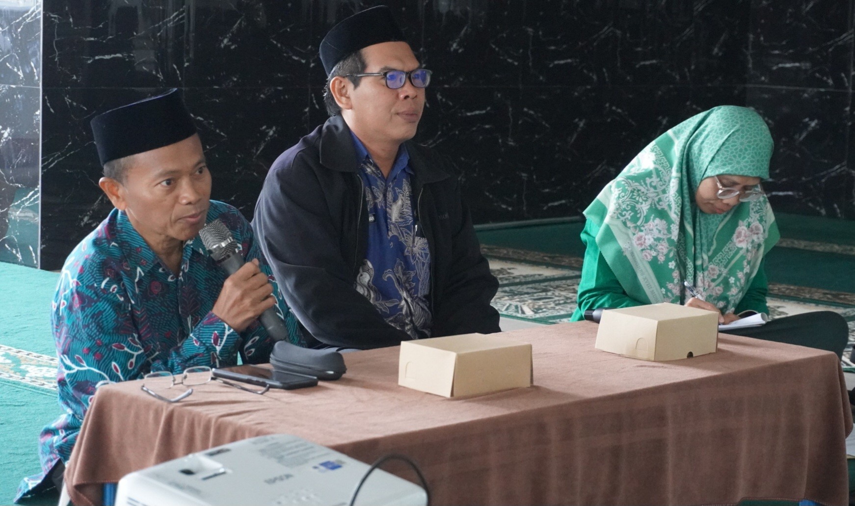 SOSIALISASI: Kabid Pendidikan Agama dan Keagamaan Islam Kanwil Kemenag Kaltim, Muhammad Isnaini (kiri) memimpin sosialisasi di PPU.