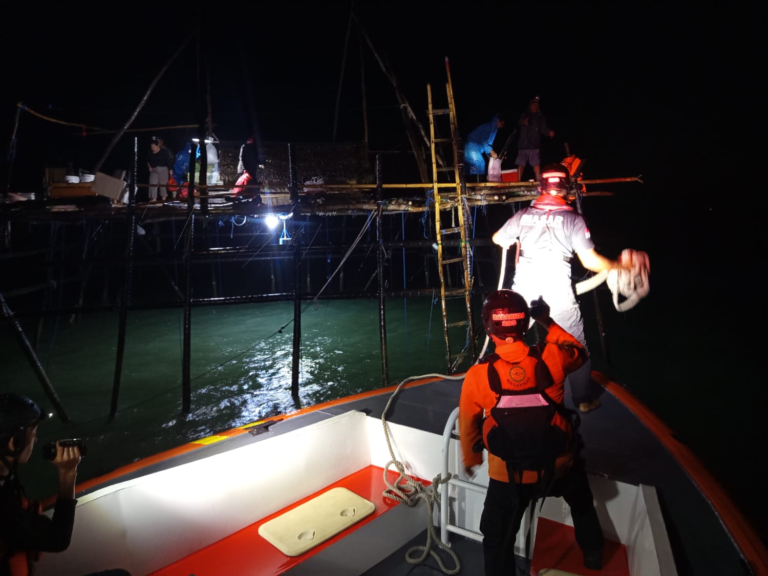 Detik-detik Tim Rescue Basarnas Balikpapan mengevakuasi 12 pemancing yang terjebak di perairan Lamaru saat cuaca ekstrem, Senin (2/2/2026) dini hari.  &nbsp;  &nbsp;