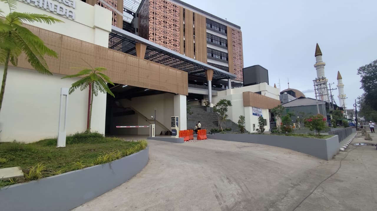 BELUM NYAMAN: Gedung baru Pasar Pagi di Kecamatan Samarinda Kota masih menyisakan masalah, terutama soal tempias air hujan.