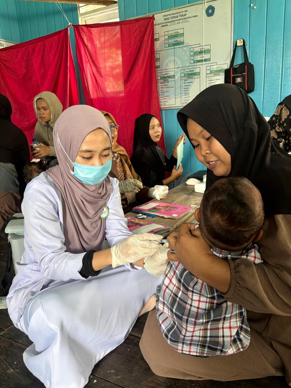 PEDULI KESEHATAN: PT EBL menyelenggarakan kegiatan Posyandu rutin bagi warga di sekitar wilayah operasional perusahaan untuk menekan risiko stunting dan memantau pertumbuhan balita secara berkala.