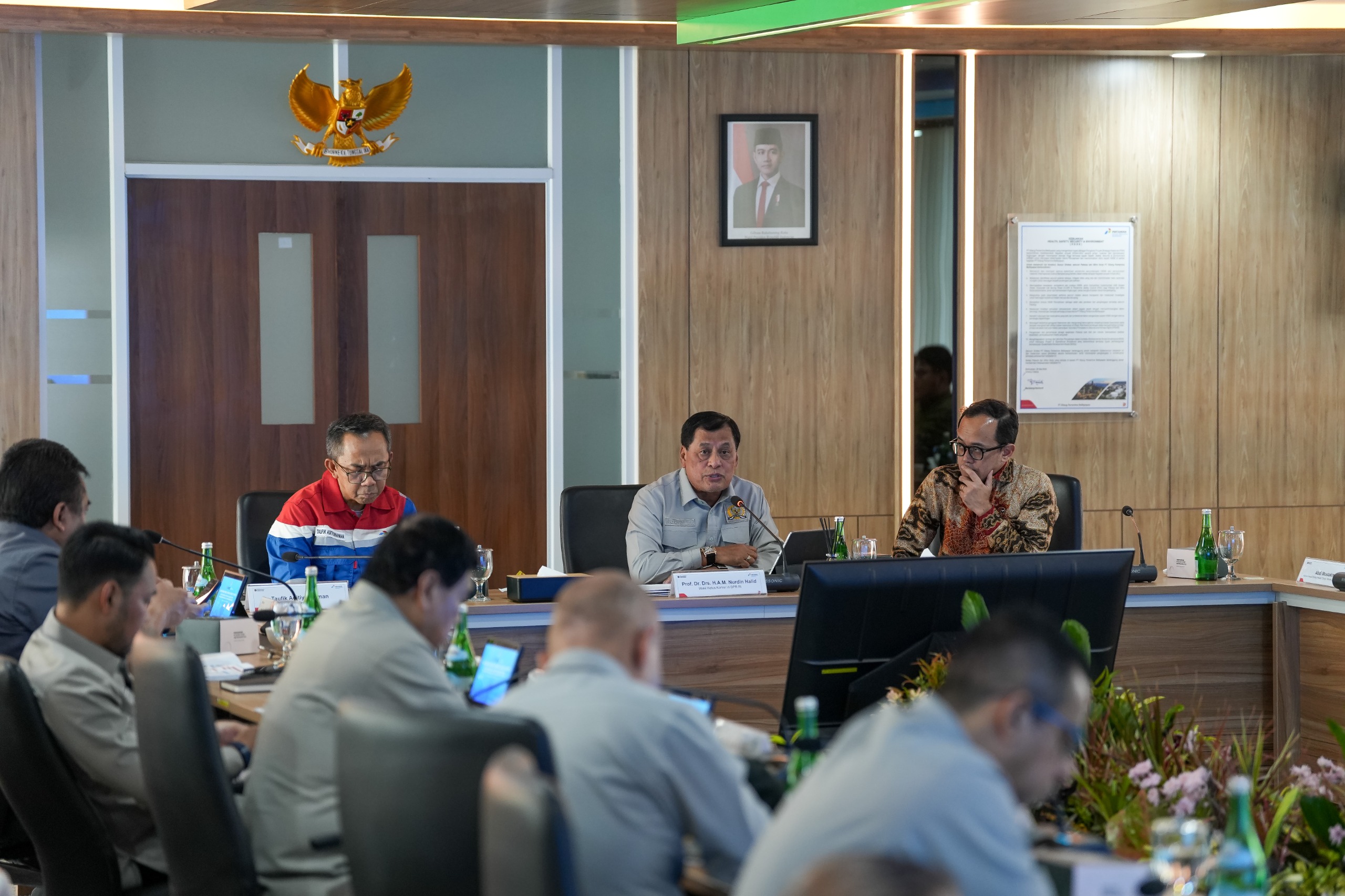 TINJAU KILANG: Wakil Ketua Komisi VI DPR RI Andi Muhammad Nurdin Halid berdialog dengan manajemen pengelola RDMP saat kunjungan kerja spesifik ke fasilitas kilang di Balikpapan, Kamis (29/1).