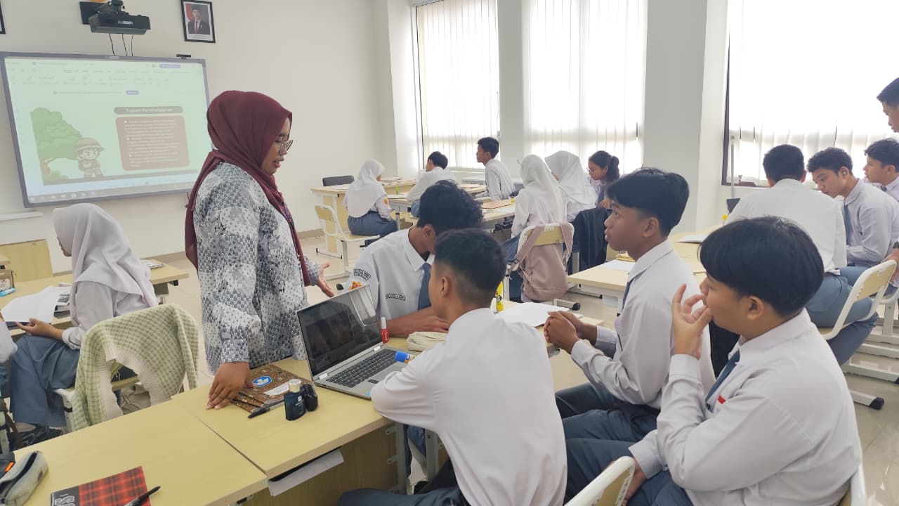 AKTIF: Kegiatan belajar di salah satu kelas SMA Prestasi Samarinda, dalam kompleks sekolah Terpadu di Jalan Jakarta Kecamatan Sungai Kunjang, Selasa (3/2).