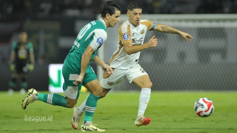 Bruno Moreira (kiri) menempel Alexis Messidoro yang tengah menggiring bola pada laga Minggu (1/ 2).